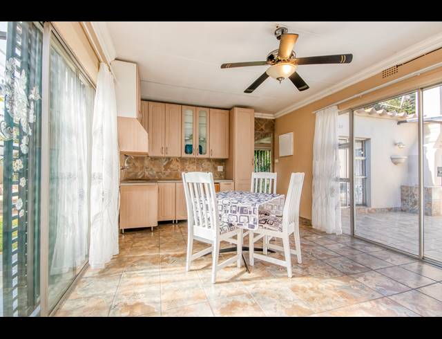 5 BEDROOM FREEHOLD FOR SALE IN MORET